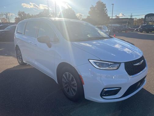 2025 Chrysler Pacifica Hybrid Select