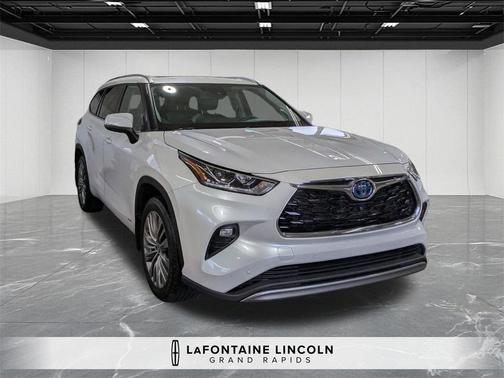 2022 Toyota Highlander Hybrid Platinum