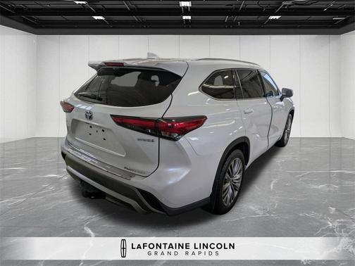 2022 Toyota Highlander Hybrid Platinum