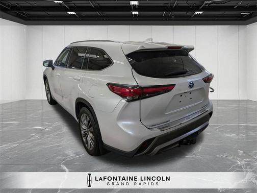 2022 Toyota Highlander Hybrid Platinum