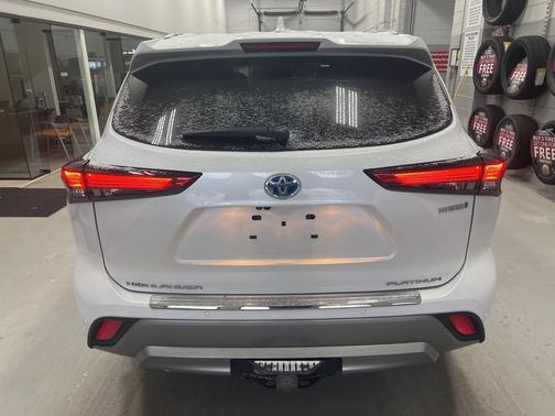 2022 Toyota Highlander Hybrid Platinum