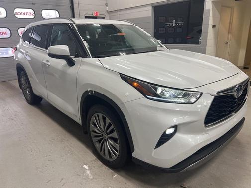 2022 Toyota Highlander Hybrid Platinum