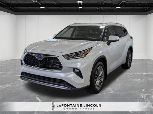 2022 Toyota Highlander Hybrid Platinum