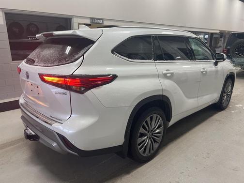 2022 Toyota Highlander Hybrid Platinum