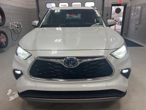 2022 Toyota Highlander Hybrid Platinum