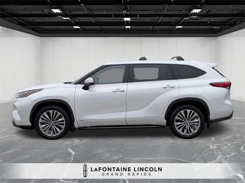 2023 Toyota Highlander Hybrid Platinum