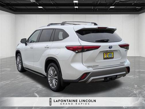 2023 Toyota Highlander Hybrid Platinum
