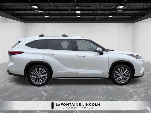 2023 Toyota Highlander Hybrid Platinum