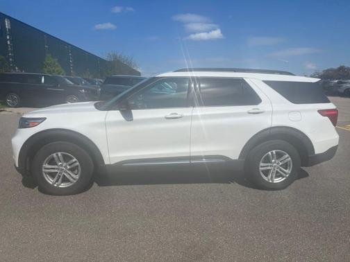 White Metallic 2023 Ford Explorer XLT