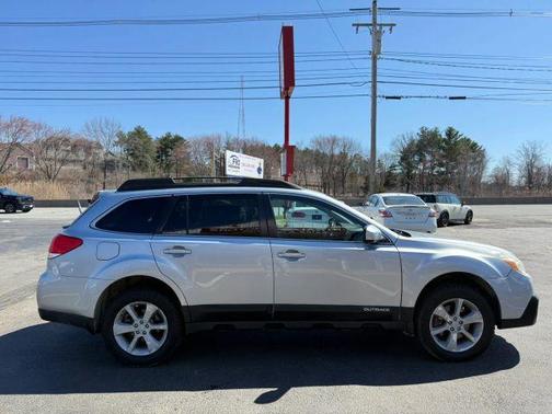 Ice Silver Metallic 2013 Subaru Outback 3.6R Limited