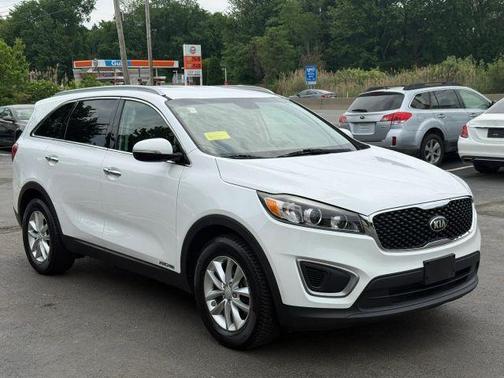 White 2016 Kia Sorento LX