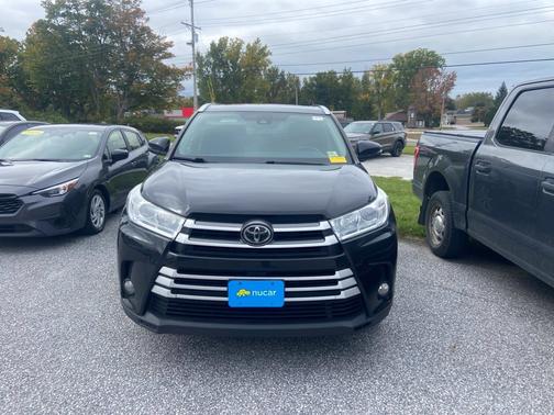 Midnight Black Metallic 2017 Toyota Highlander XLE