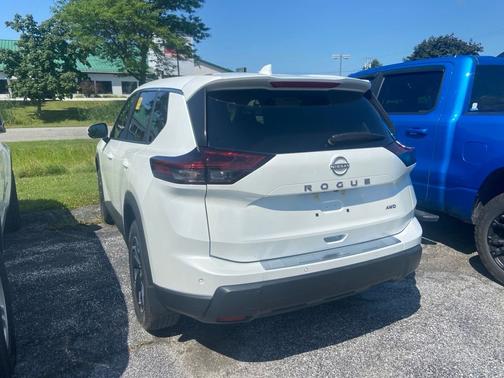 Everest White Pearl 2025 Nissan Rogue SV