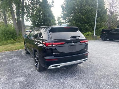 Gray 2024 Mitsubishi Outlander SE