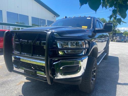 Diamond Black Crystal Pearlcoat 2024 RAM 2500 Tradesman