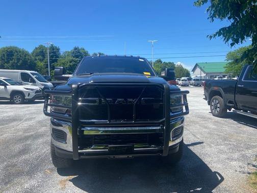Diamond Black Crystal Pearlcoat 2024 RAM 2500 Tradesman