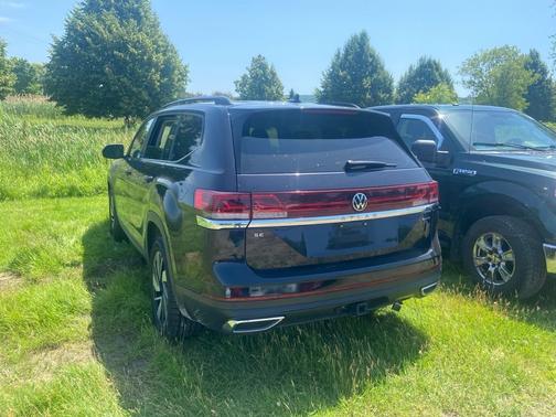 Black 2025 Volkswagen Atlas 2.0T SE w/Technology