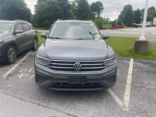 Platinum Gray Metallic 2024 Volkswagen Tiguan 2.0T SE