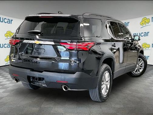 Mosaic Black Metallic 2022 Chevrolet Traverse LT