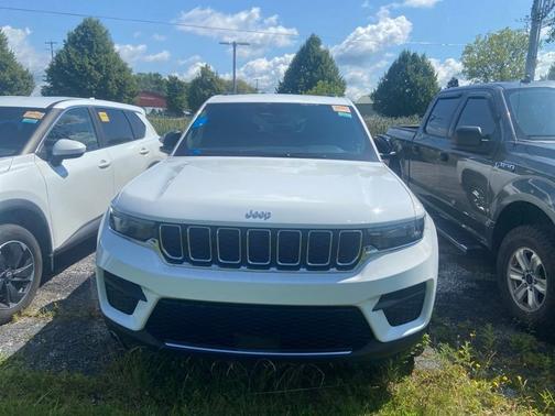 Bright White Clearcoat 2025 Jeep Grand Cherokee Laredo
