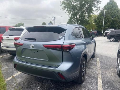 Moon Dust 2021 Toyota Highlander XLE
