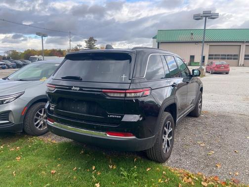 Diamond Black Crystal Pearlcoat 2025 Jeep Grand Cherokee Limited