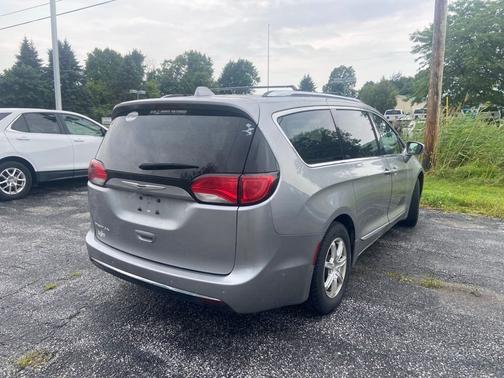 Billet Silver Metallic Clearcoat 2017 Chrysler Pacifica Touring L Plus