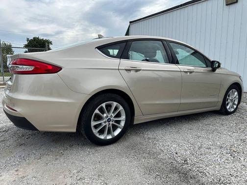 Champagne 2019 Ford Fusion Hybrid SE