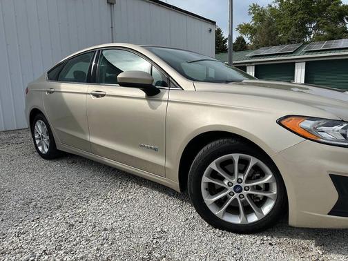 Champagne 2019 Ford Fusion Hybrid SE