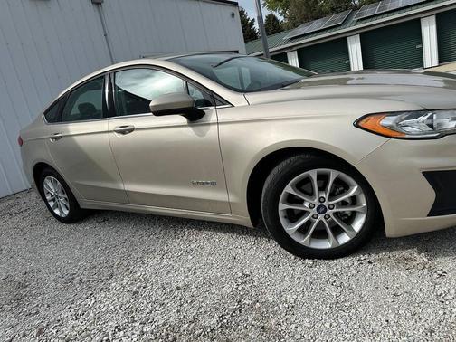 Champagne 2019 Ford Fusion Hybrid SE