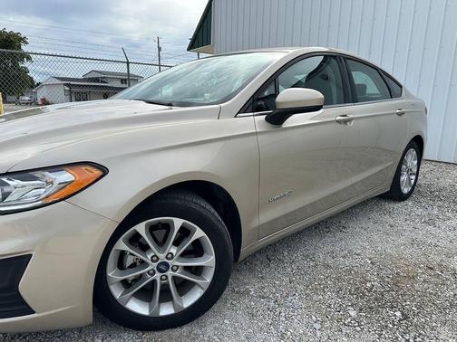 Champagne 2019 Ford Fusion Hybrid SE