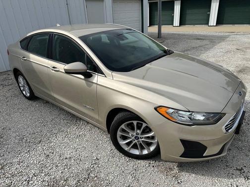 Champagne 2019 Ford Fusion Hybrid SE