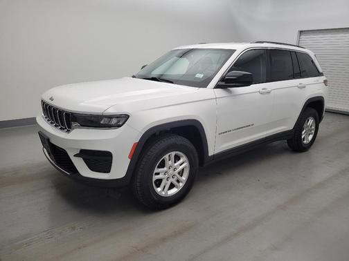 Bright White Clearcoat 2023 Jeep Grand Cherokee Laredo