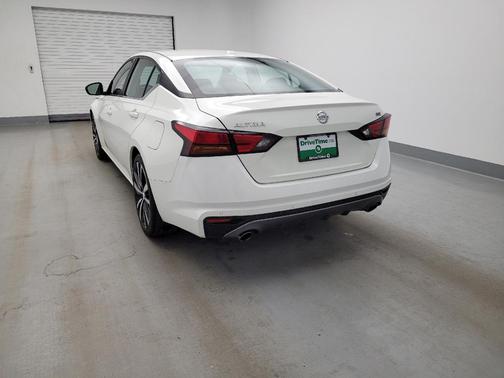 White 2022 Nissan Altima SR FWD