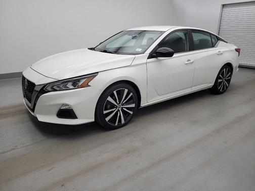 White 2022 Nissan Altima SR FWD