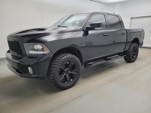 Brilliant Black Crystal Pearlcoat 2018 RAM 1500 Sport