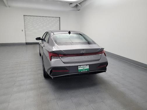Fluid Metal 2025 Hyundai ELANTRA SEL