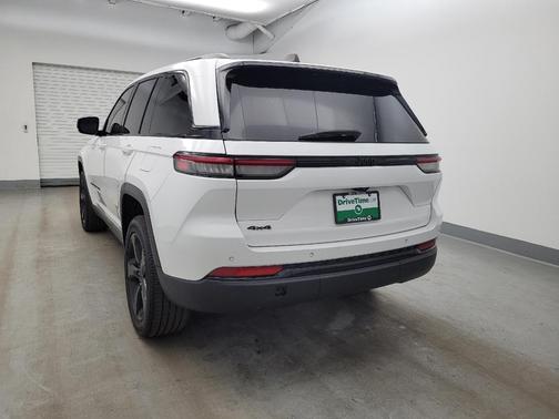 Bright White Clearcoat 2023 Jeep Grand Cherokee Altitude