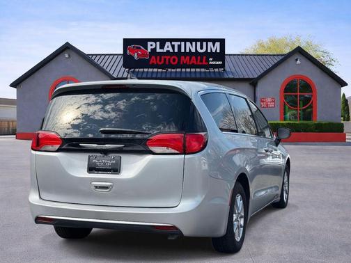 Silver Mist Clearcoat 2022 Chrysler Voyager LX