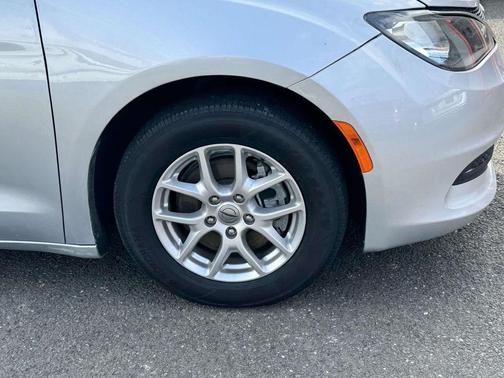 Silver Mist Clearcoat 2022 Chrysler Voyager LX
