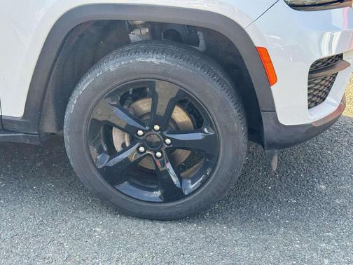Bright White Clearcoat 2023 Jeep Grand Cherokee Altitude