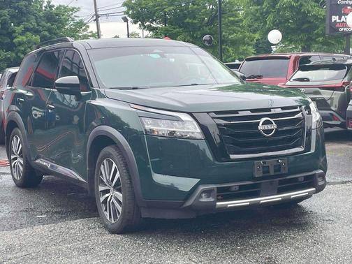 Obsidian Green Pearl/Super Black 2022 Nissan Pathfinder Platinum 4WD