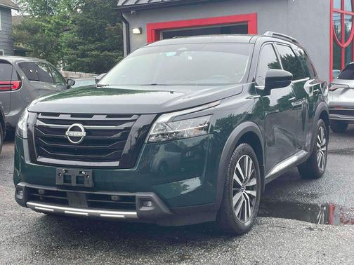 Obsidian Green Pearl/Super Black 2022 Nissan Pathfinder Platinum 4WD