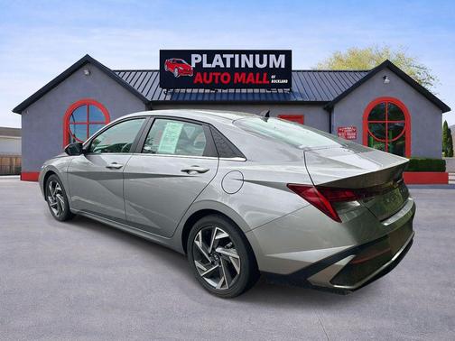 Fluid Metal 2025 Hyundai ELANTRA Limited