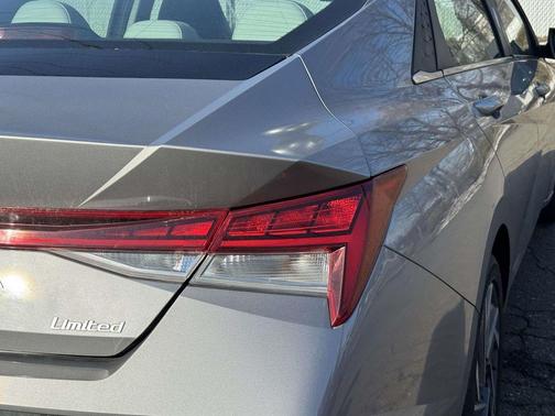 Fluid Metal 2025 Hyundai ELANTRA Limited