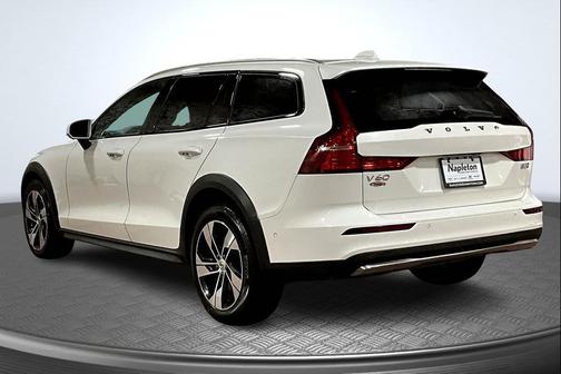 2024 Volvo V60 Cross Country B5 Plus