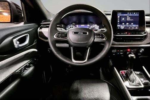 Diamond Black Crystal Pearlcoat 2025 Jeep Compass Latitude