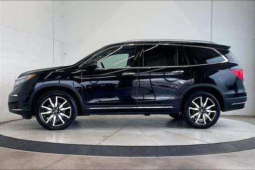 Crystal Black Pearl 2021 Honda Pilot Touring 7-Passenger