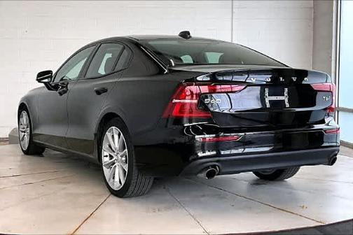 Black 2020 Volvo S60 T6 Momentum