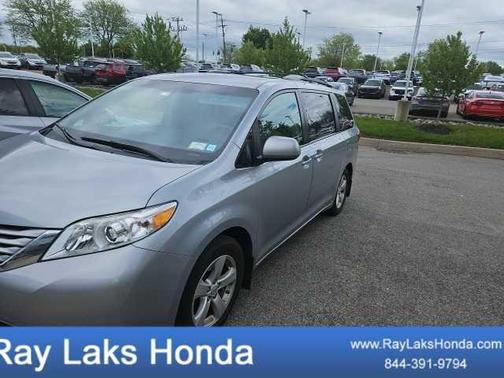 2016 Toyota Sienna LE